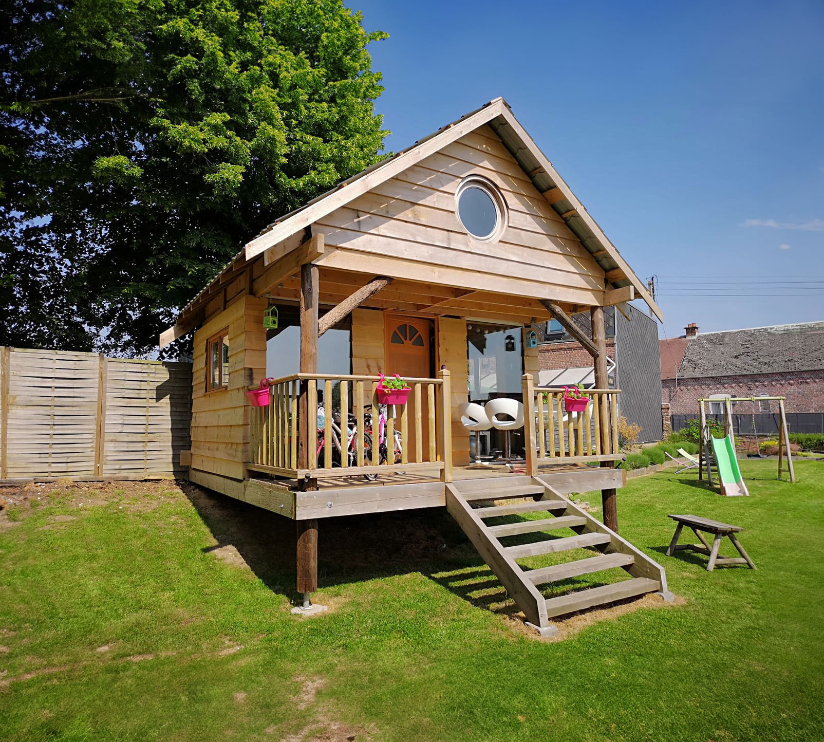 Aménagement d'extérieur : cabane et poolhouse